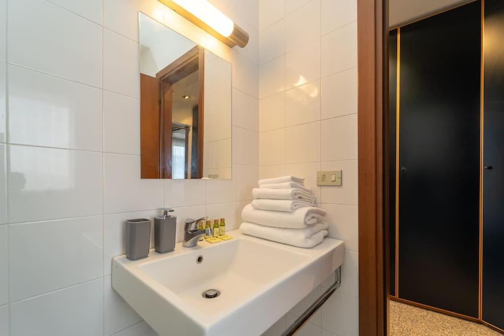 5 Giornate Apt Con Terrazzo E Garage Privato 밀라노 외부 사진
